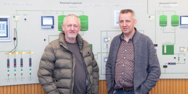 Uwe Hense (rechts), Betriebsleiter der Wasserwerke Lippstadt zusammen mit Stefan Klancicar, Account Manager Wasser- und Umwelttechnik bei Bürkert